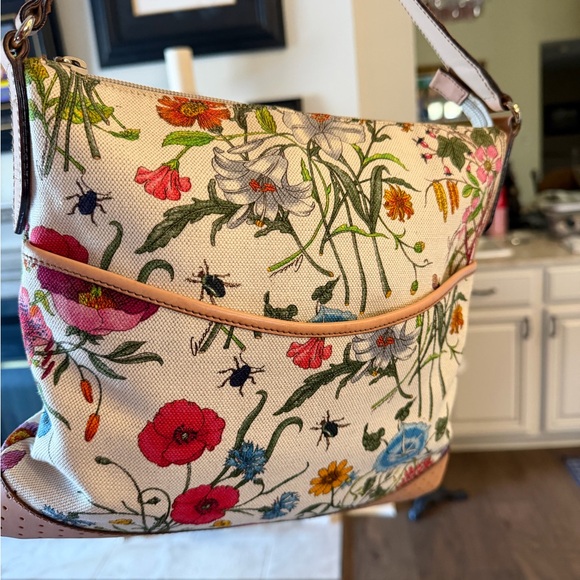 Gucci Handbags - Gucci Floral EUC Canvas messenger Bag